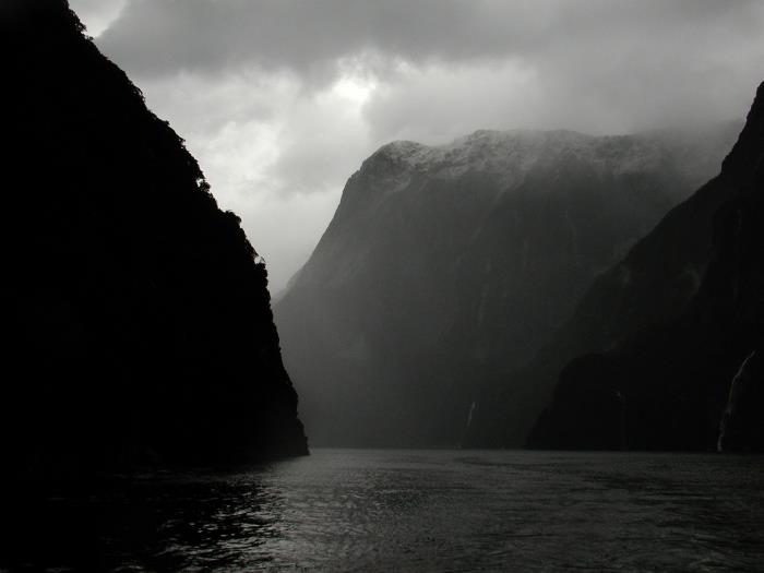 lepa črno -bela fotografija naravna pokrajina mirne morske vode med gorami gore