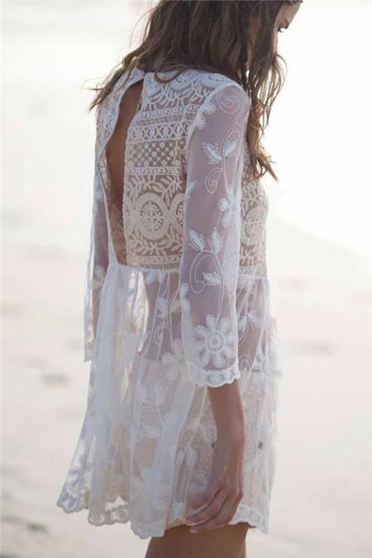 graži-balta-nėrinių suknelė-prašmatnus-dienos moters apranga prie jūros
