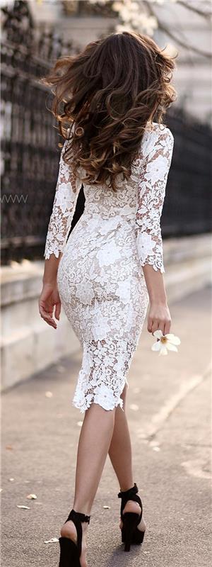 graži-balta-suknelė-su nėriniais-prašmatnaus stiliaus-apranga-of-the-day-the-back
