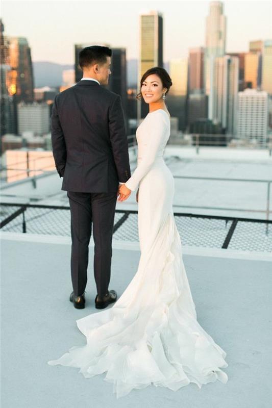 graži suknelė-pelėda-vestuvės-paprasta ir elegantiška-ilga-graži pora-Niujorkas