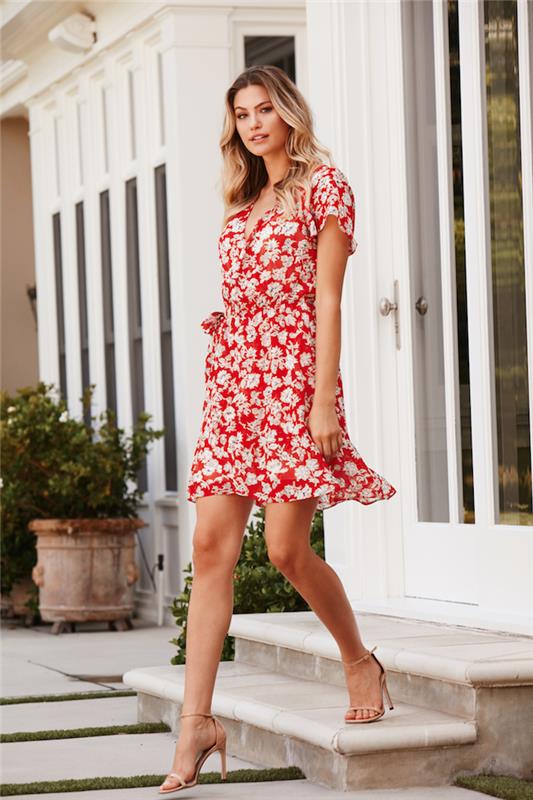 Güzel ülke şık gelinlik şık ülke elbise zarif fikir yaz kıyafeti kırmızı ve beyaz elbise kırmızı çiçekli elbise topuklu sandaletler