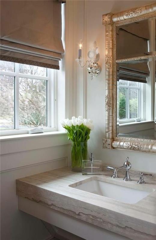 lepa-kopalnica-z-belimi-tulipani-rožicami-okno-velika-kopalnica-polna svetlobe