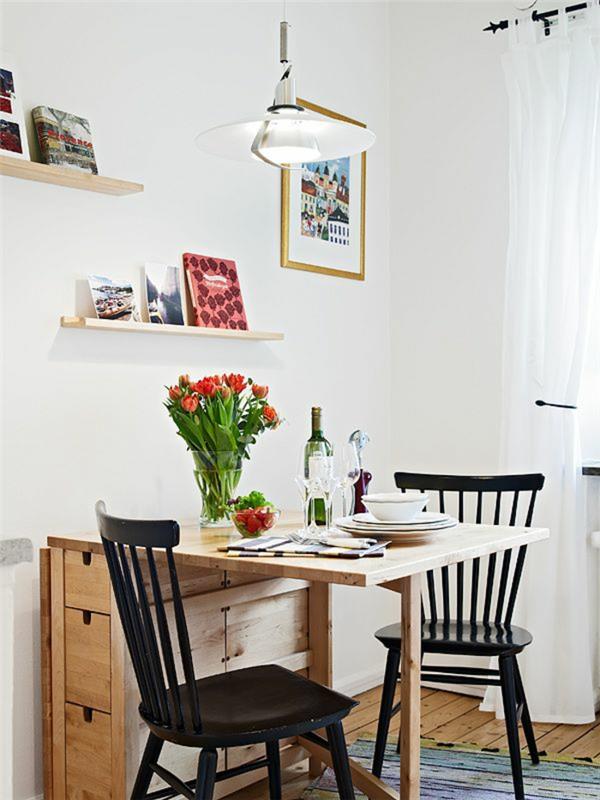 gražus-sulankstomas-virtuvinis stalas-paskirtis-apvalus-prailginamas-stalo-vaza-su gėlėmis