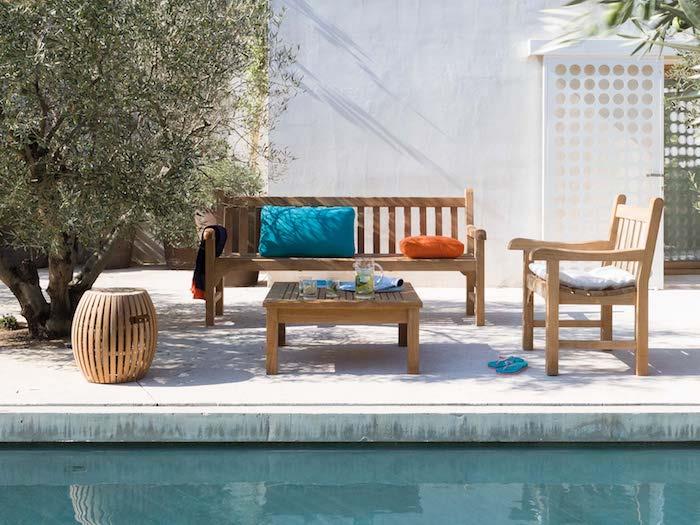 Lesena klop in mizica za vrtno oblikovanje, ideja za teraso z bazenom, oljka