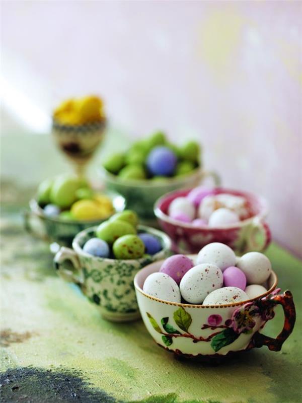 Mini paskalya yumurtaları ile dolu güzel geri dönüştürülmüş eski sofra takımı evde paskalya dekorasyonu yapmak kolay