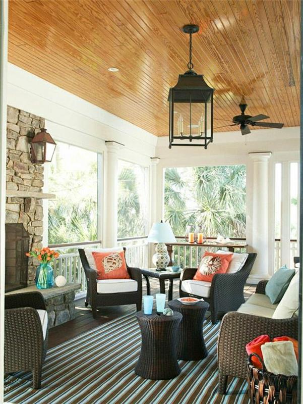 lepa-veranda-z-leseni-stropni-ventilator-lep-razgled-stoli-vrtna miza