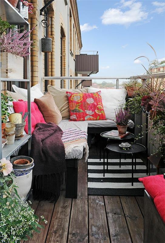 gražus vaizdas-balkonas-terasa-kraštovaizdis-maža erdvė-mažas-sodo stalas-juoda kaltinė