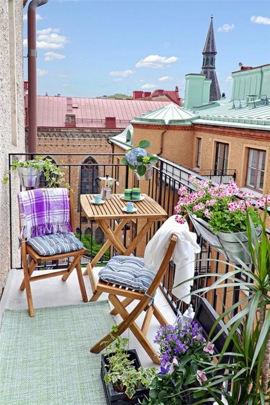 güzel manzaralı-balkon-masa-ahşap-küçük-bahçe-çiçekleri