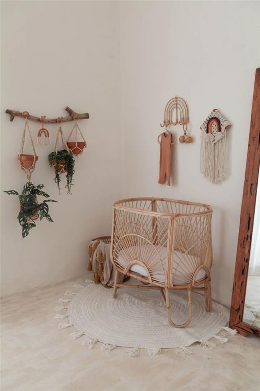 natūrali kūdikio kambario dekoravimo idėja, rotango lentynos modelis su kabliukais, kūdikio kambario dizainas baltos ir smėlio spalvos