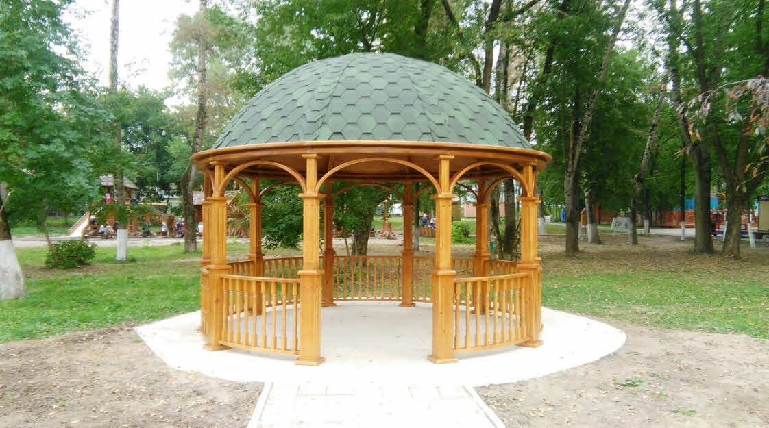 okrogla lesena gazebo