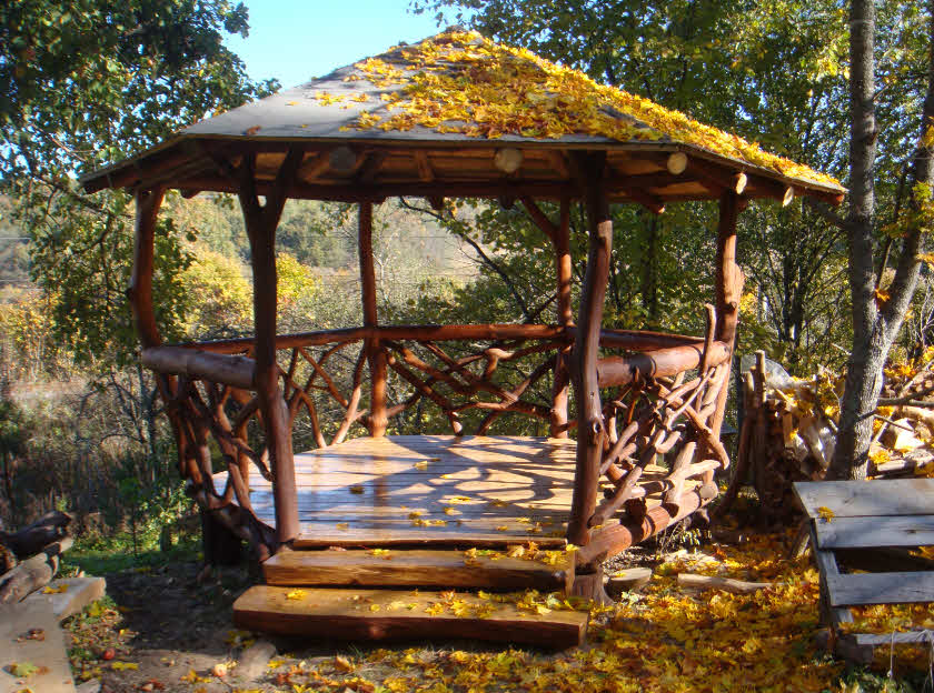 gazebo iz drevesnega debla