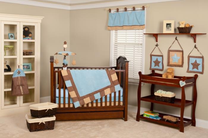 originalus berniuko kambarys, medinė lova, stiklinė lentyna, rotango krepšelis ir smėlio spalvos kilimas