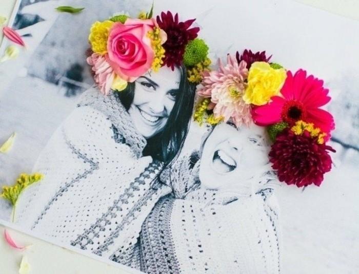 darila za najboljše prijatelje, črno -bela fotografija dveh nasmejanih žensk, glave okrašene s 3D kolažem iz svežega cvetja