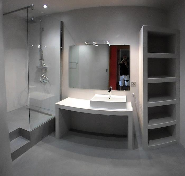 zemin ve İtalyan duş ve raflı banyo gri mumlu beton modern tarzda sert