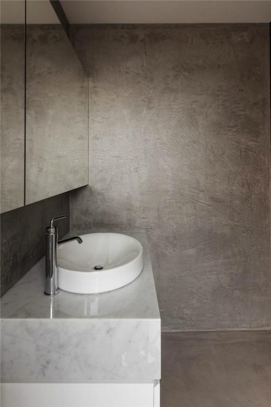 tasarımcı duş zemini ve gri beyaz mermer lavabo dolabı için cilalı beton duvarlar