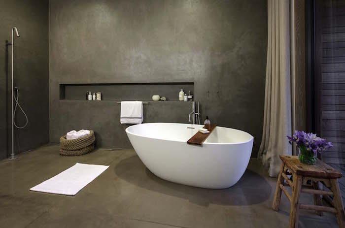 kömür grisi zemin ve duvarlarda bağımsız küvet ve tasarımcı deco İtalyan duşu ile mumlu beton banyo