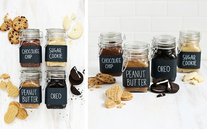 oreo maslo, čokoladni čips, arašidi in sladki piškoti v kozarcih, ideja za darilo za materinski dan za pripravo sladice