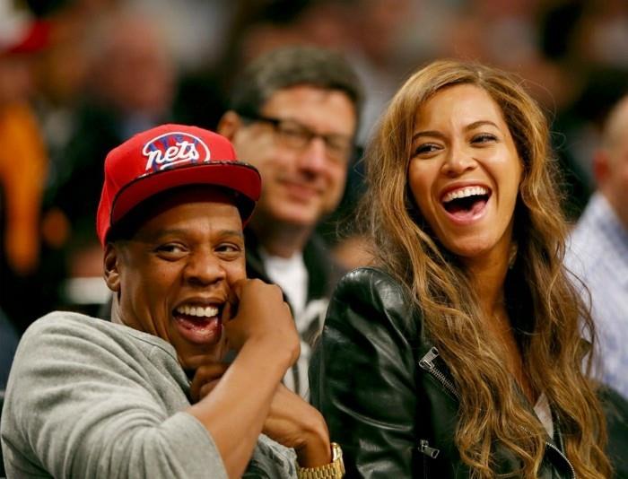 New York, NY - 02 Mayıs: Beyonce ve Jay-Z, 2 Mayıs 2014 tarihinde New York'un Brooklyn semtindeki Barclays Center'daki 2014 NBA Playoffları sırasında Doğu Konferansı Çeyrek Finallerinin Altıncı Oyununa katılıyor. KULLANICIYA NOT: Brooklyn Nets, Toronto Raptors'ı 97-83 mağlup etti. Kullanıcı, bu fotoğrafı indirerek ve/veya kullanarak Getty Images Lisans Sözleşmesinin hüküm ve koşullarını kabul ettiğini açıkça kabul ve beyan eder. (Fotoğraf: Elsa / Getty Images)