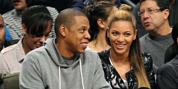 Eğlenceler Jay Z ve eşi Beyonce, 23 Kasım 2012 Cuma günü New York'taki Barclays Center'da Los Angeles Clippers NBA basketbol maçına karşı Brooklyn Nets'e katıldı. (AP Fotoğrafı / Kathy Kmonicek)