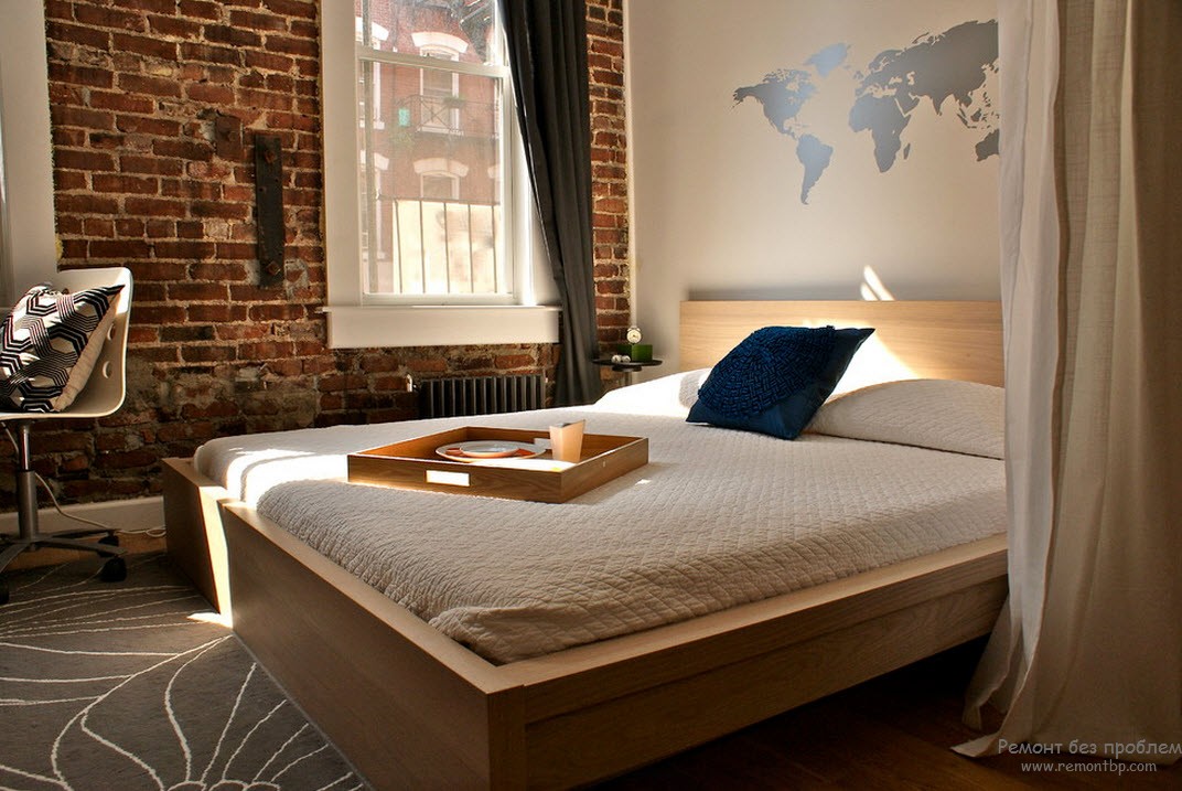 Tende scure in una camera da letto beige
