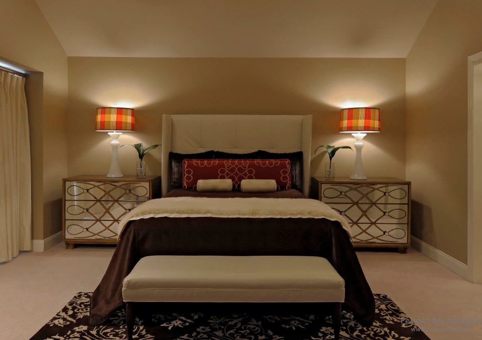 Accenti luminosi in una camera da letto beige