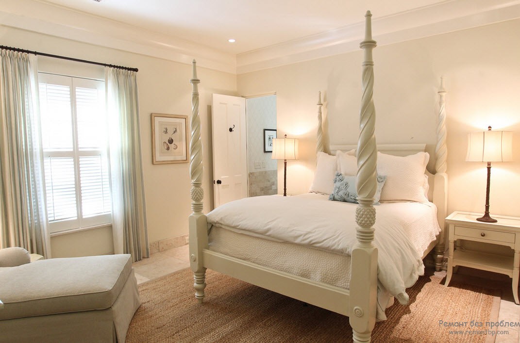 L'arredamento è l'accento principale della camera da letto beige