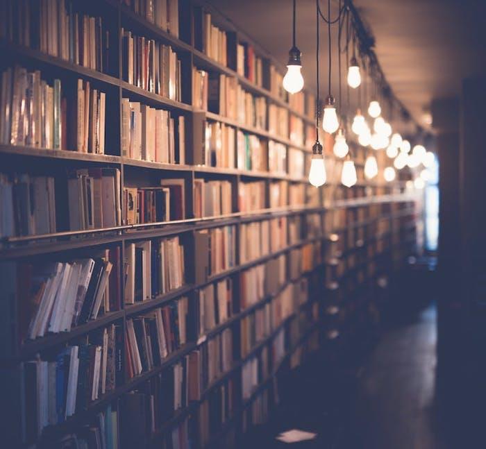 Fotoğraf artistik tumblr, biblioteca con libri, lampade a sospensione