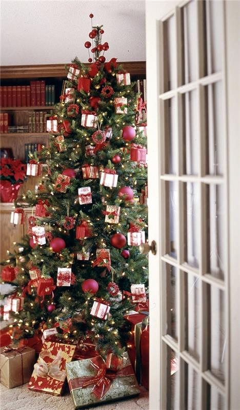 knygų spinta medžio knygų kolekcija šviesi girlianda Kalėdų eglutės puošmena papuošalai mažos dovanėlės baltas popierius