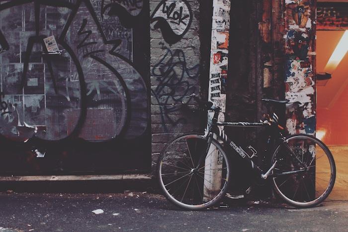 şehir kaldırımı, duvara yaslanmış bisiklet, grafiti kaplı, duvar kağıdı tumblr
