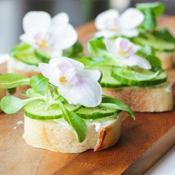 užitno cvetje-dobro okrašeno-sendvič-s-kumarami in užitnimi cvetovi