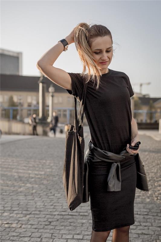 modni trendi, črna ohlapna majica in krilo, čop na temno blond laseh