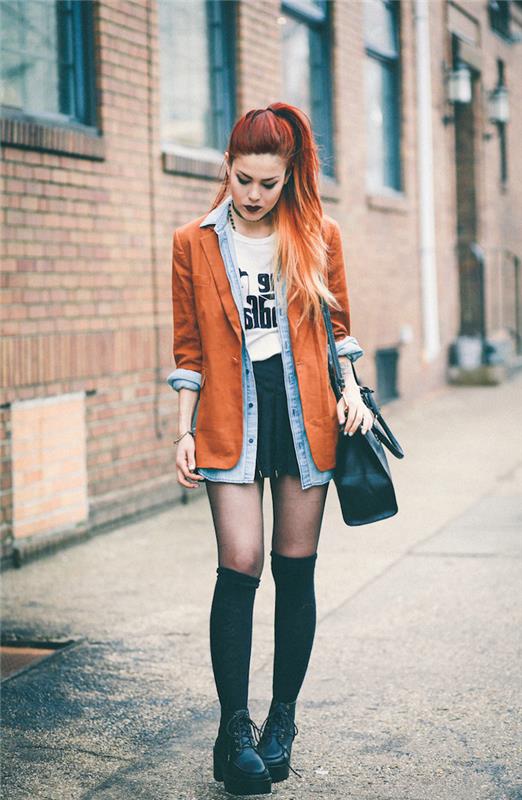 moteriški marškiniai, ilgi pusiau surišti plaukai, pastelinės raudonos ir oranžinės spalvos, juodi kulkšnies batai su raišteliais