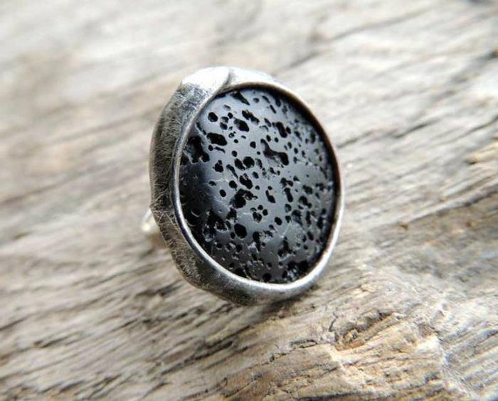 nakit-z-vulkanskim kamnom-vulkanski-prstan-v-črnem-kamnu-in-srebru