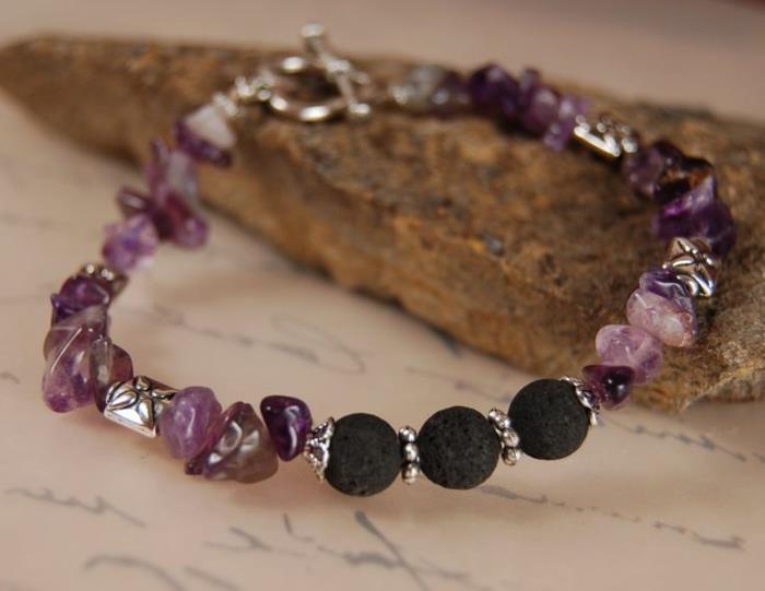nakit z vulkanskim kamnom in naravnimi vijoličnimi kamni