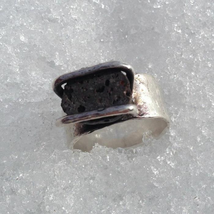 nakit-z-vulkanskim kamnom-srebrnim prstanom-in-črnim-vulkanskim kamnom