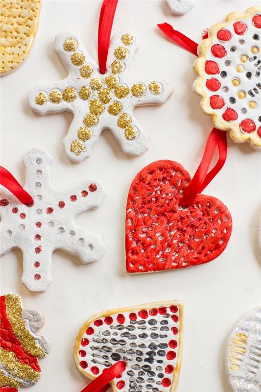 DIY el yapımı Noel dekorasyonu için Noel tatillerinde tuzlu hamur yapmak