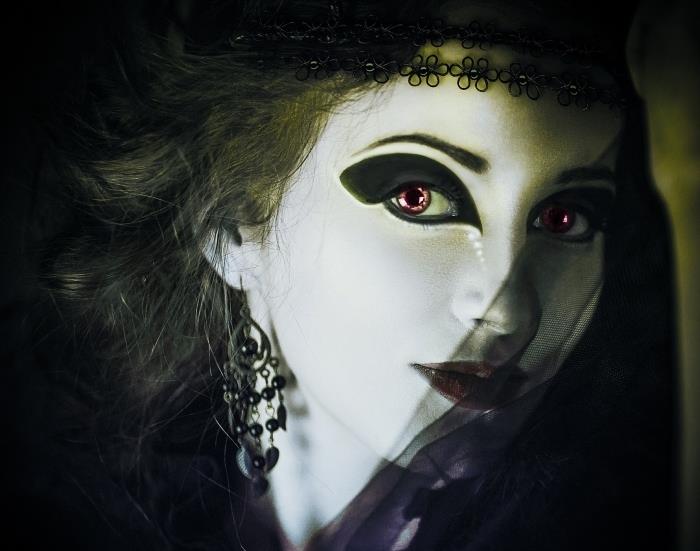 idėja sukurti vampyrų makiažą su balta spalva ir juodais akių šešėliais, Helovino išvaizda vampyro maskuote