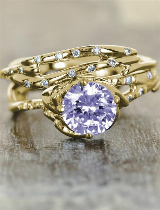 prstan s kristalom v modri barvi, velik kamen v vijolični barvi, z več cirkoni po vsem prstanu, elegantni detajli šoka