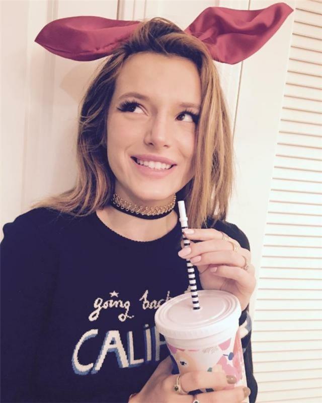 Bella Thorne gerdanlık kolyesi ve şık günlük kıyafeti ile fazla şirin