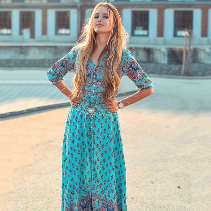 prašmatni čigonų vizija su ilga turkio spalvos suknele su etniniais raštais ir sidabriniu čigonų diržu