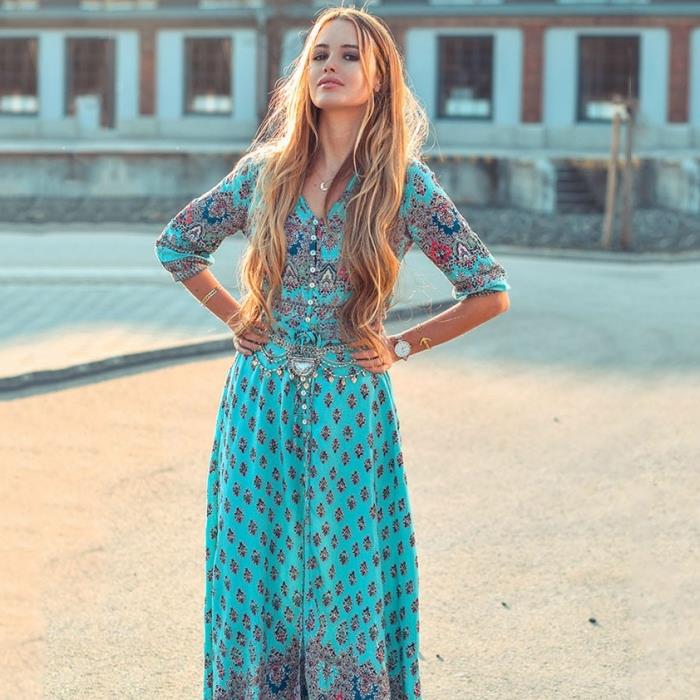 gypsy boho chic vision z dolgo turkizno obleko z etničnimi vzorci in srebrnim ciganskim pasom