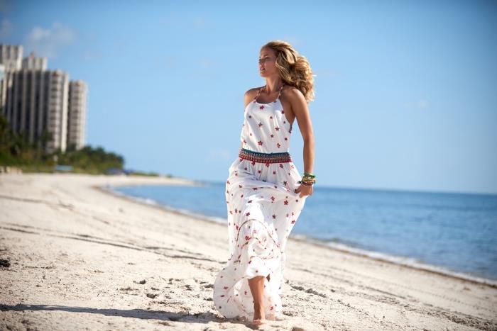 patogus ir ilgas vasaros suknelės modelis paplūdimiui baltos spalvos su petnešomis ir raudonų gėlių dekoravimu