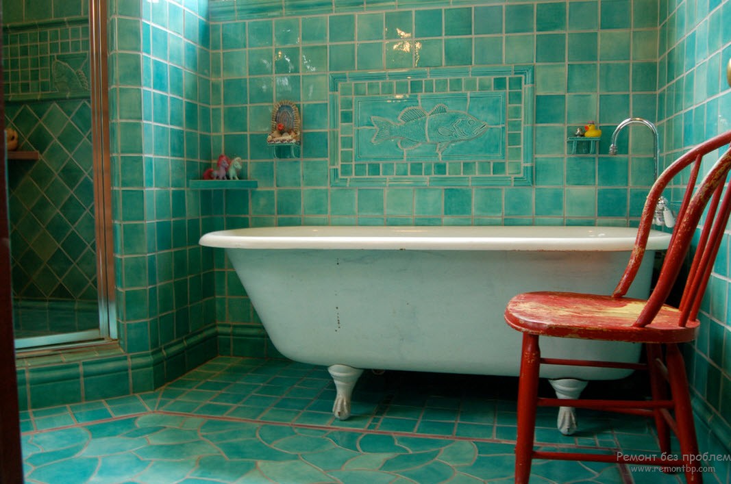 Turkio spalvos vonios kambario interjeras