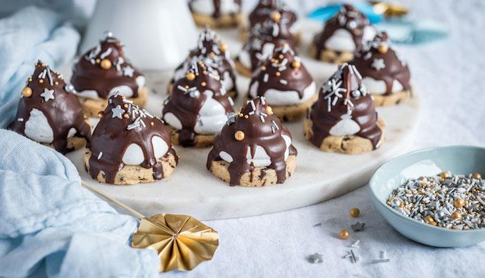 Biscotti fatti in casa ricetta, biscotto con marshmallow, preliv di cioccolato, granelli di zucchero