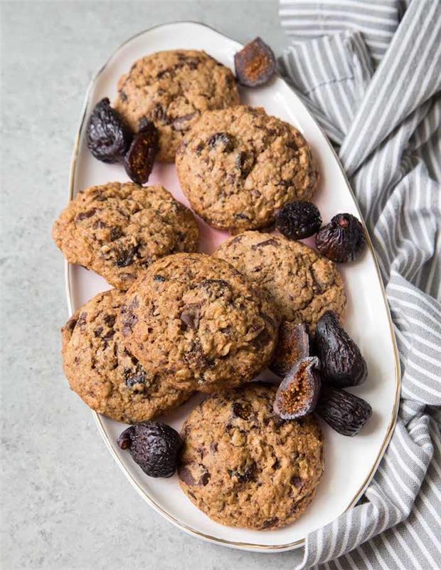 Biscotti fatti in casa ricetta, Fichi secchi, piatto con biscotti, tovaglia stropicciata