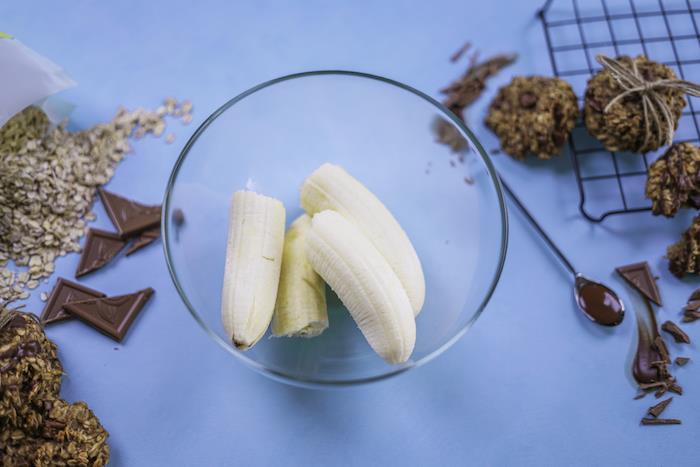 Biscotti colazione leggeri, ciotola con banana, pezzettini di cioccolato, biscotti con fiocchi d'avena