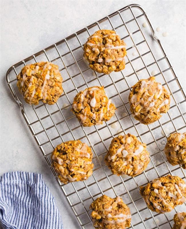 Ricetta biscotti morbidi, griglia da forno con biscotti, sestavine come avena e carote