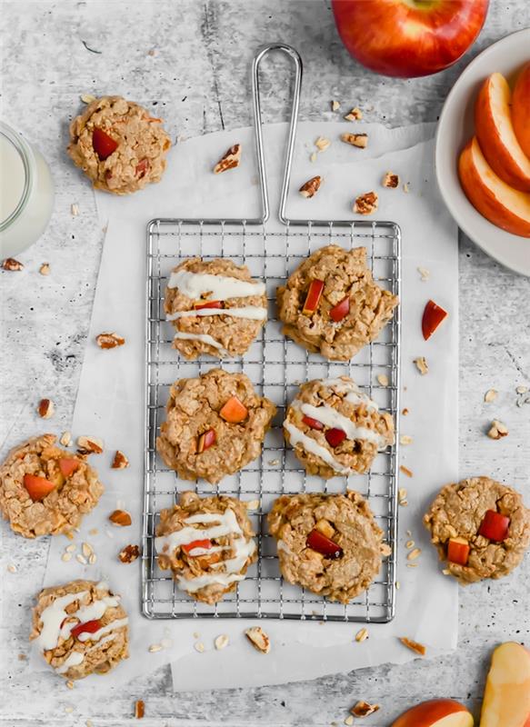 Ricetta per biscotti, griglia con biscotti, mela tagliata a fette, piškoti ripieno di mela