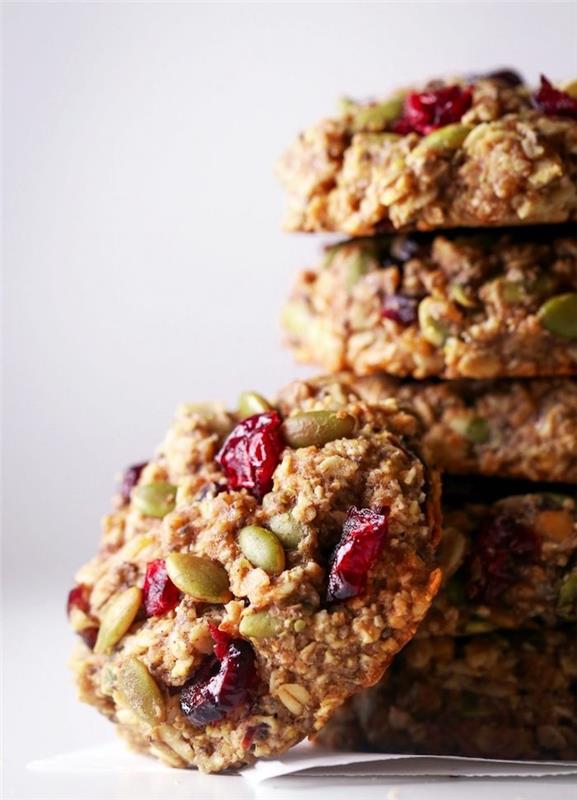 Biscotti con uvetta, ricetta biscotti morbidi, dolce con fiocchi d'avena