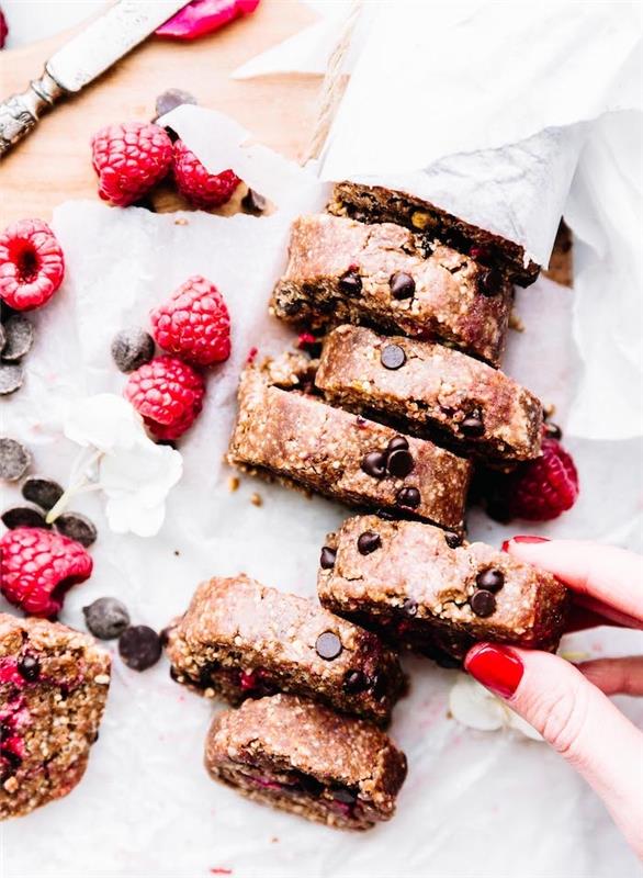 Piškotki con gocce di cioccolato, ricetta per cookies, biscotti con frutti di bosco, lamponi e cioccolato